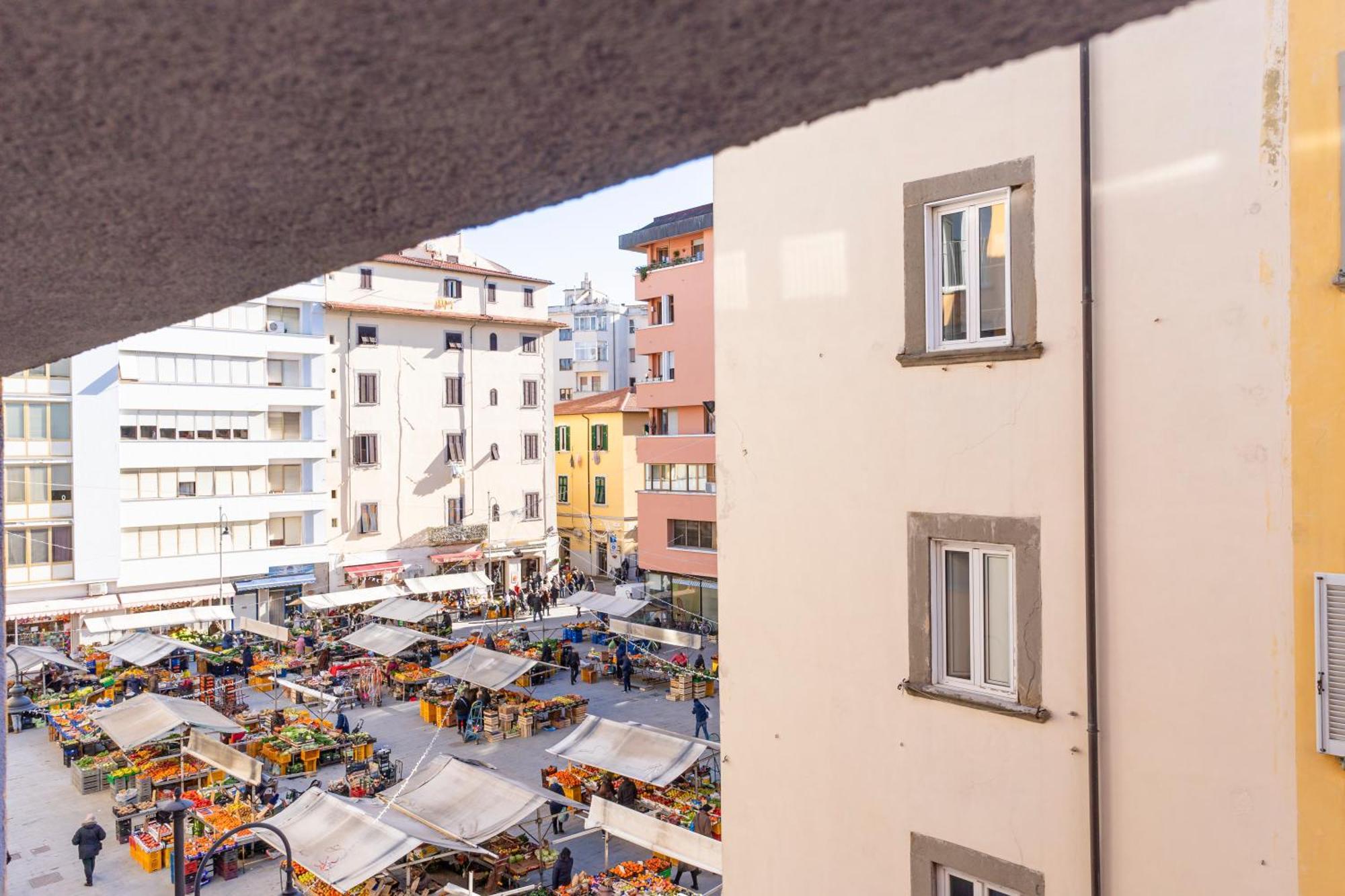 Piazza Cavallotti & Mercato Centrale Apartment! 利沃诺 外观 照片